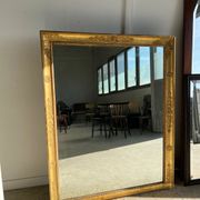 Miroir doré style Restauration à décor de palmettes étirées