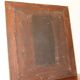 Miroir rectangulaire en bois doré à décor en relief de fleurs.