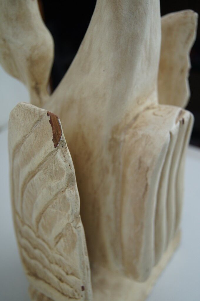 Deux ornements d'applique en bois sculpté et laqué crème,  représentant des cygnes