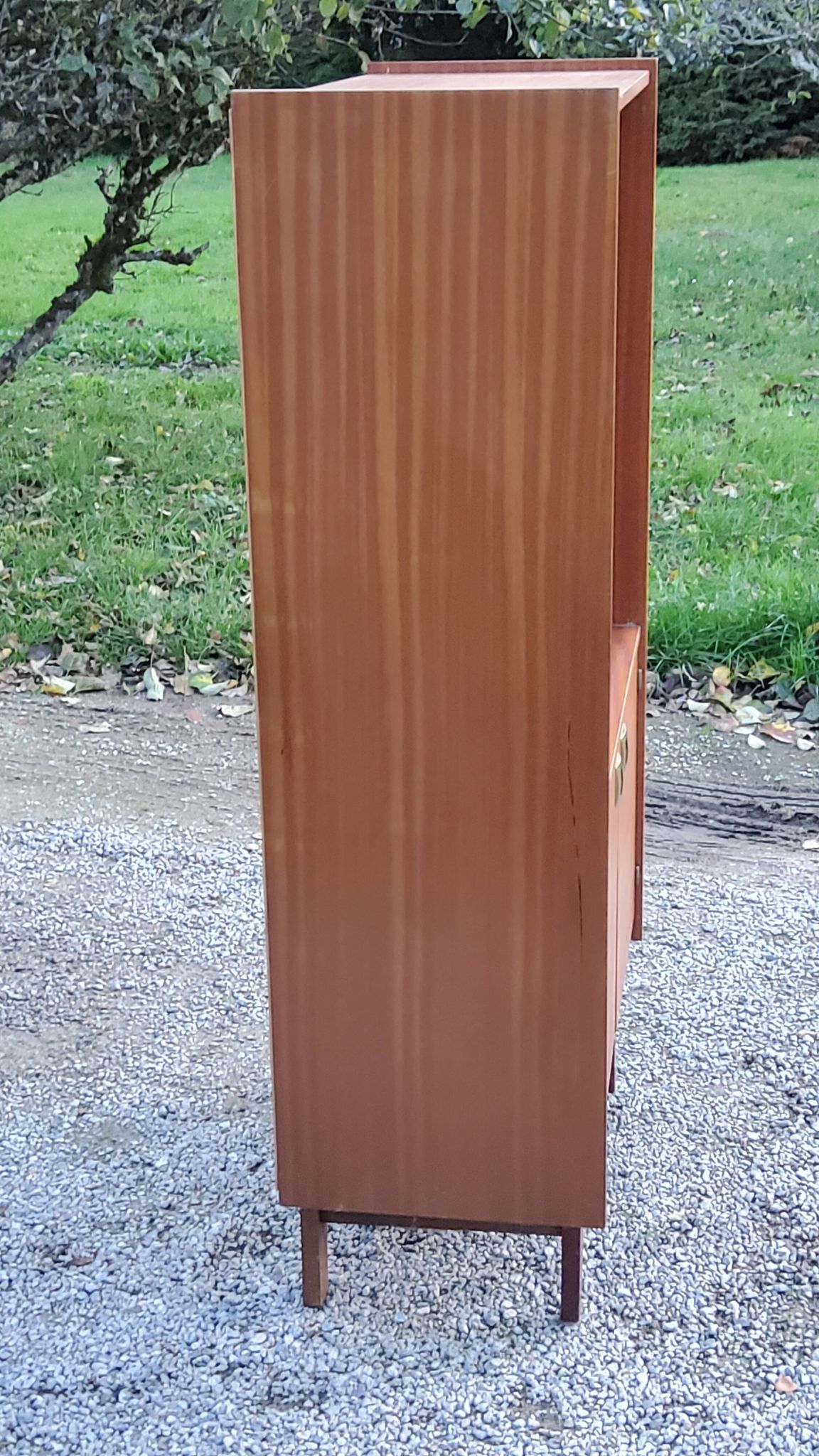 Bookcase from the 60s/70s in golden mahogany with bobbin feet