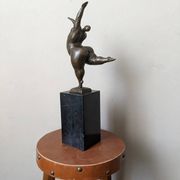 Sculpture contemporaine sur socle en marbre