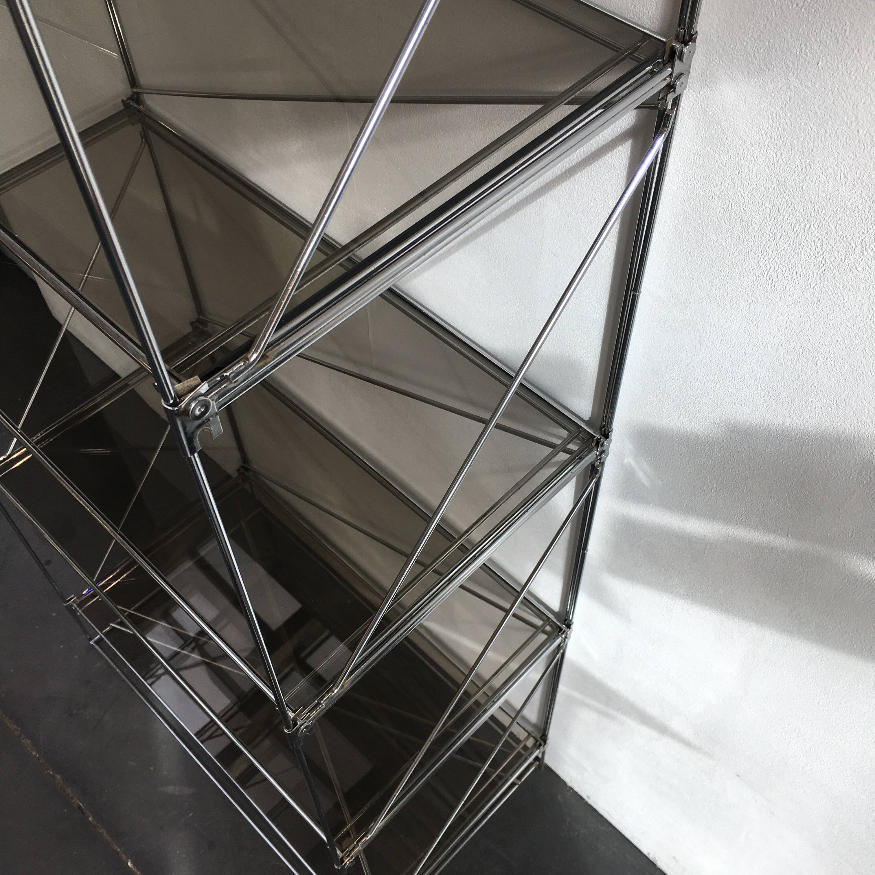 Étagère métal et verre fumé modèle Isocèle par Max Sauze