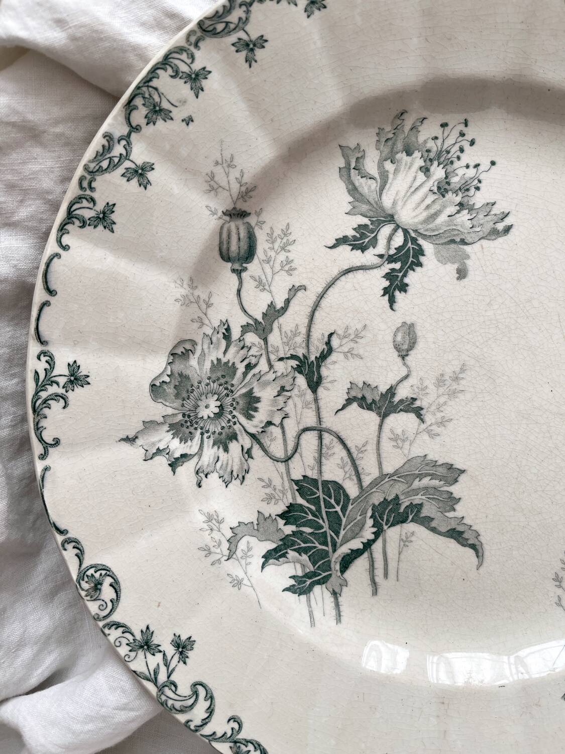 Round ironstone dish “Pavots” Choisy le Roi