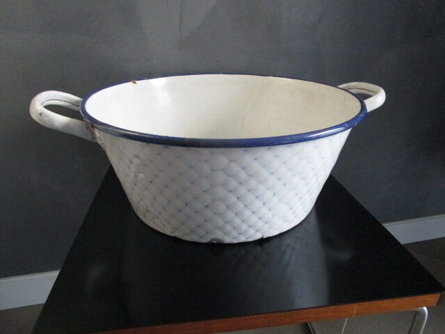Old basin in blue/white enamelled sheet metal
