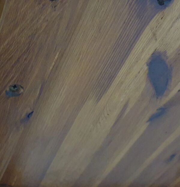 Table à manger en bois de pin des années 70 / table à pieds en colonne en bois au design à 4 pieds avec plateau rond