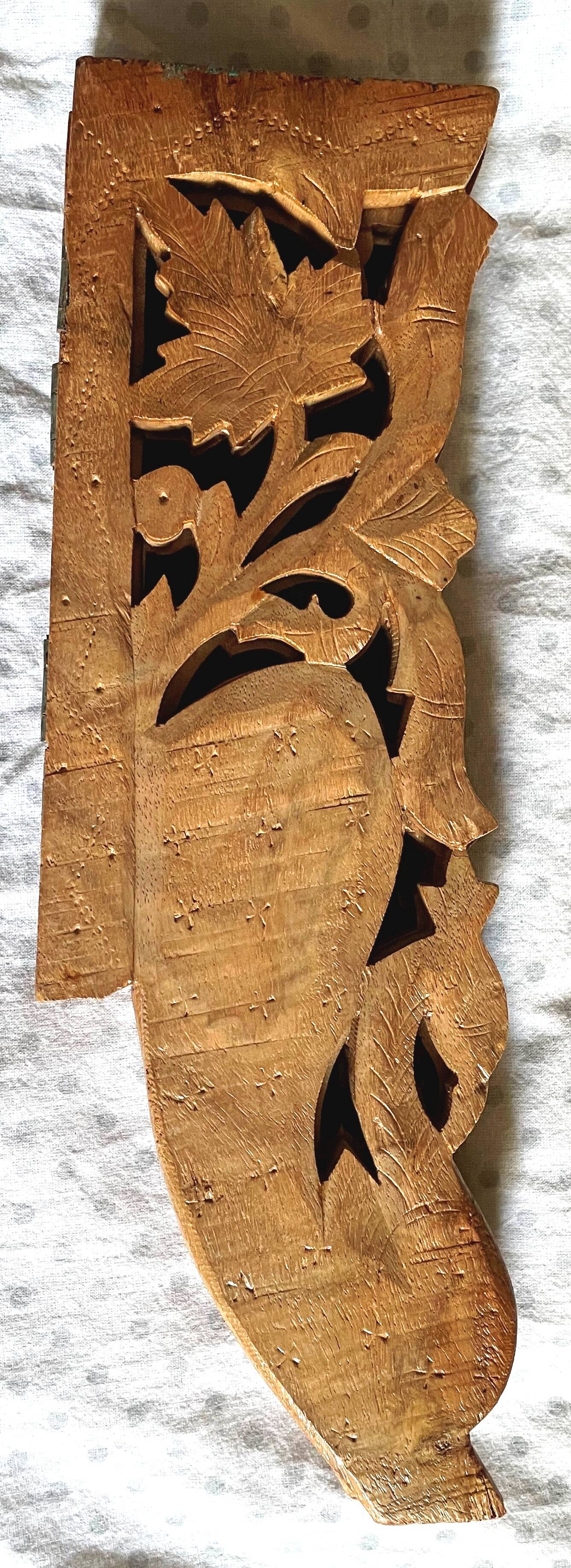 Petite table d’appoint ancienne – bois sculpté et marqueterie