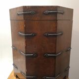 Coffre octogonal en bois et métal, Asie