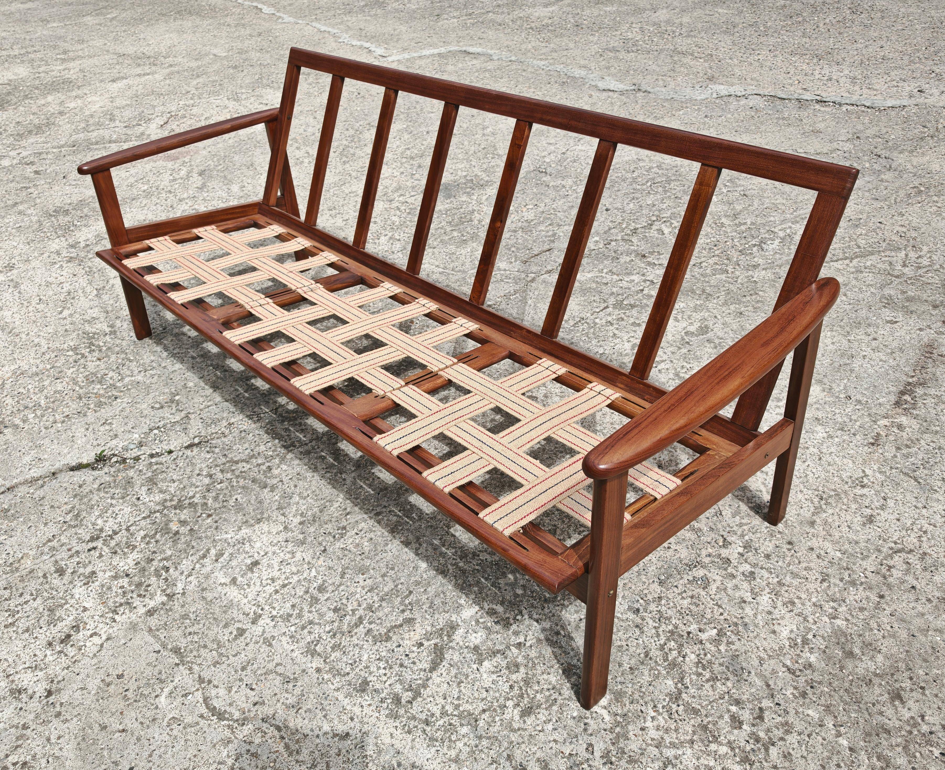 Mid Century 3-seater canapé in teak attributed to Arne Vodder.