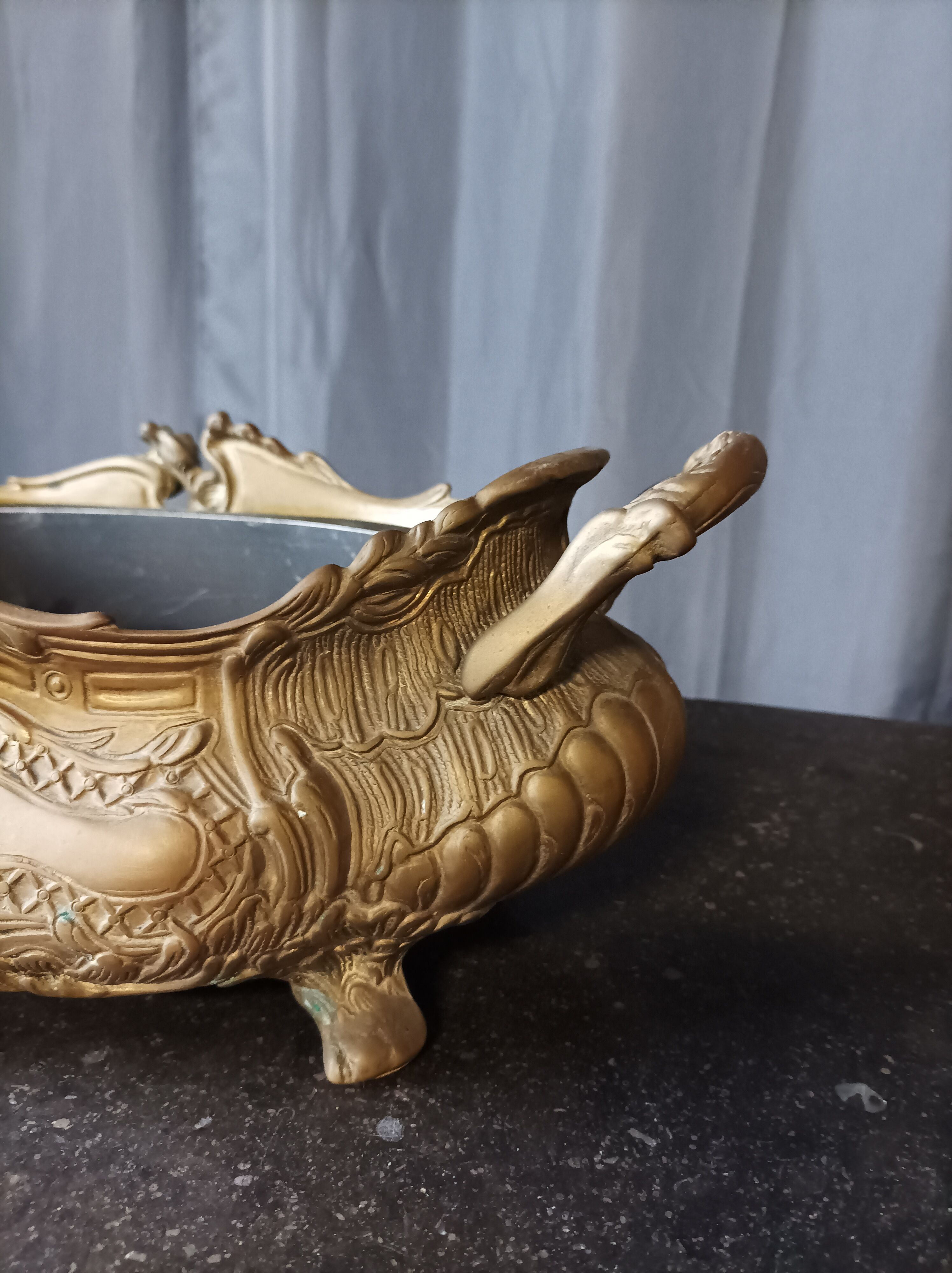 Planter in bronze rockery style