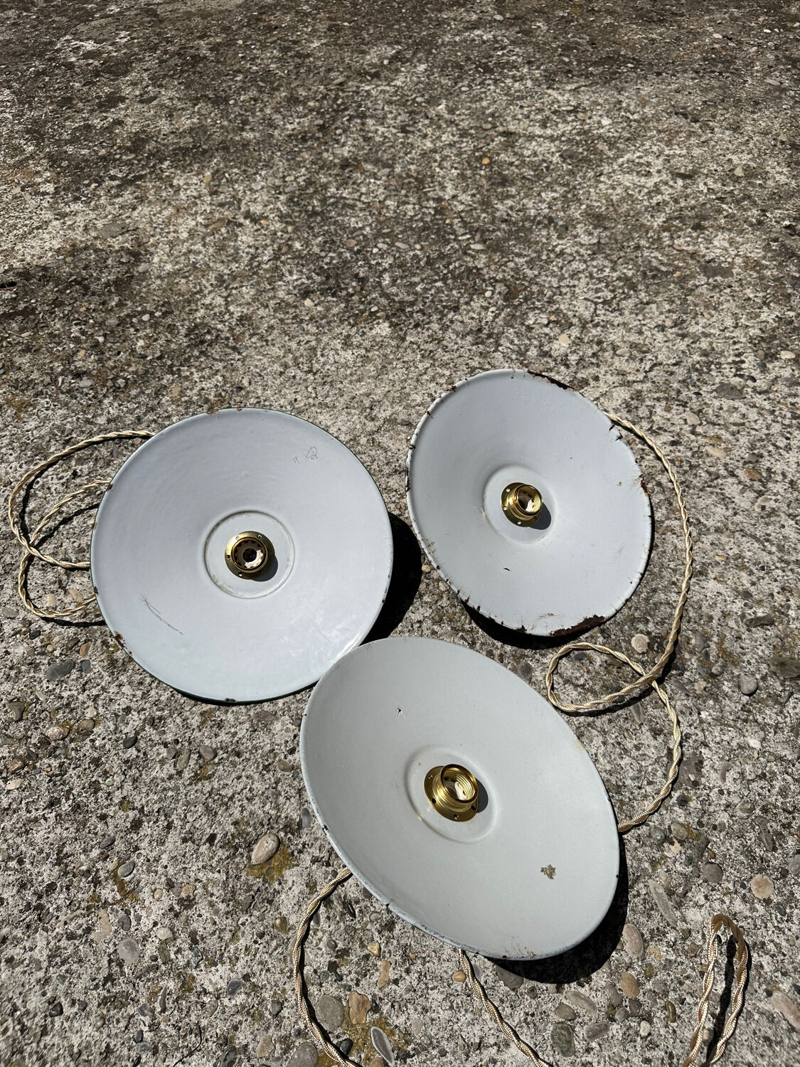 Trio of vintage suspension in green and white enamelled sheet metal indus old farm