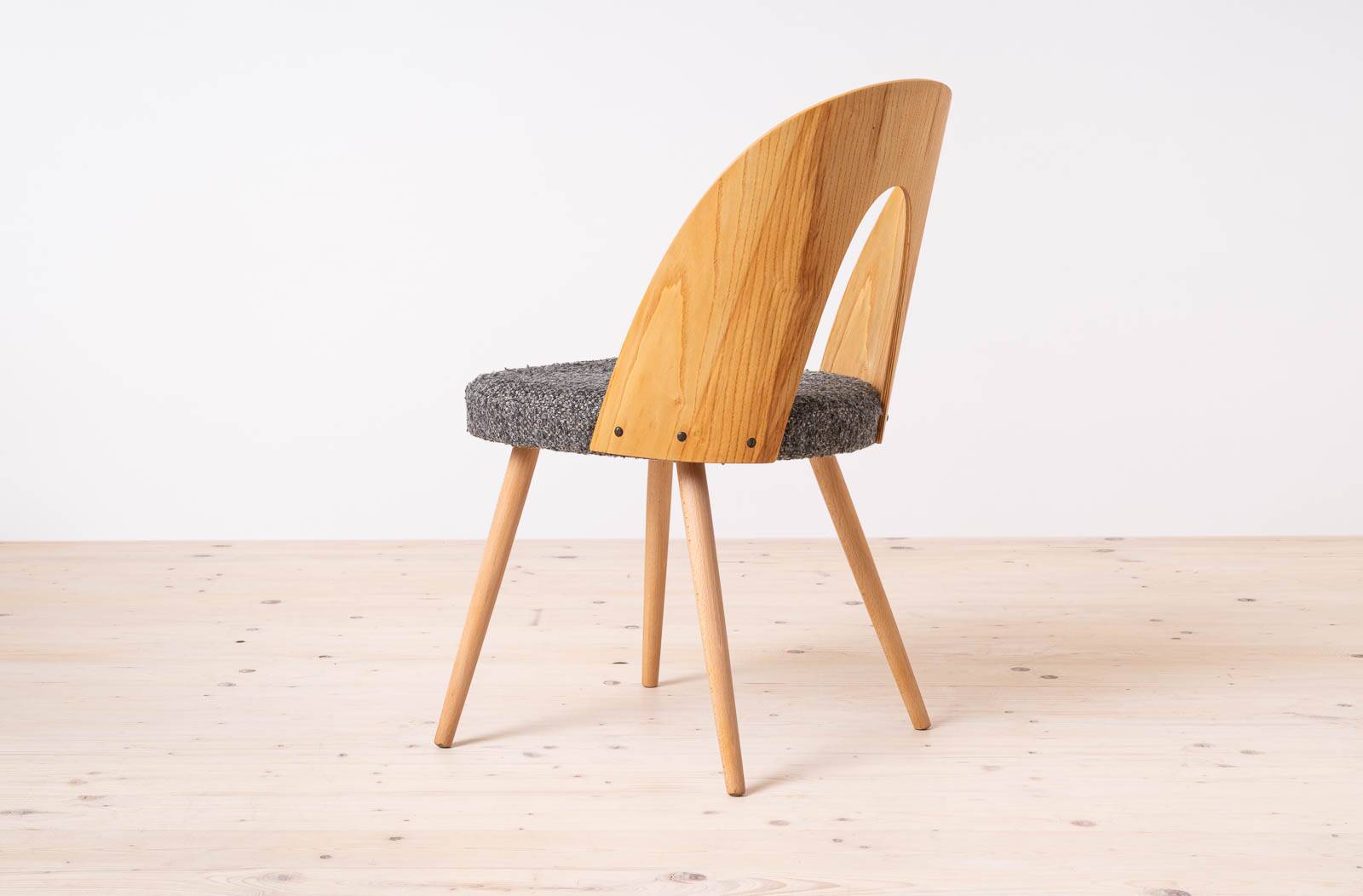 Ensemble de 4 chaises de salle à manger modernes du milieu du siècle par A. Šuman, rembourrées