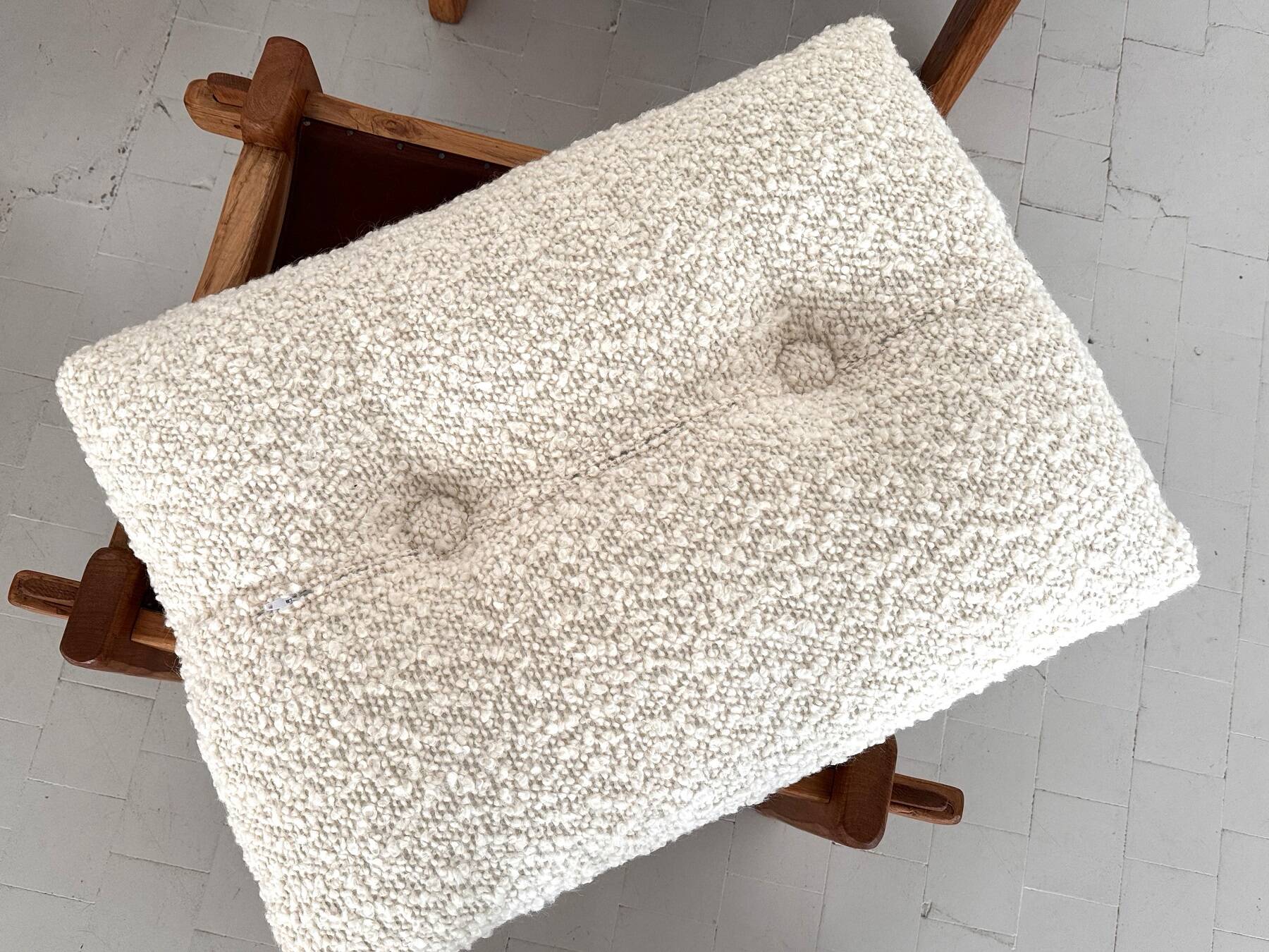 Salon de campagne italien en chêne avec nouveau revêtement en tissu bouclé, années 1970