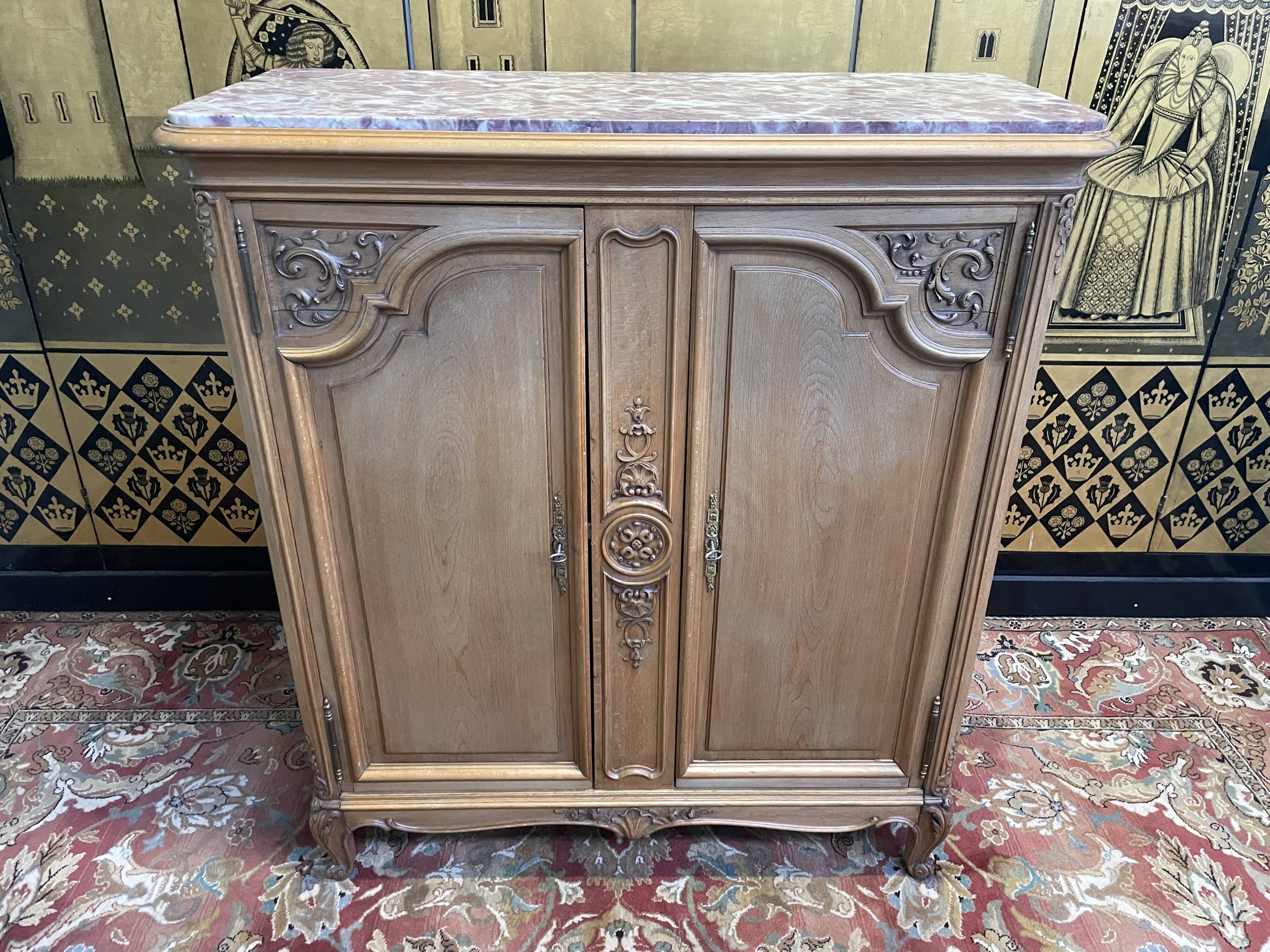 Buffet style Louis XV à hauteur d’appui
