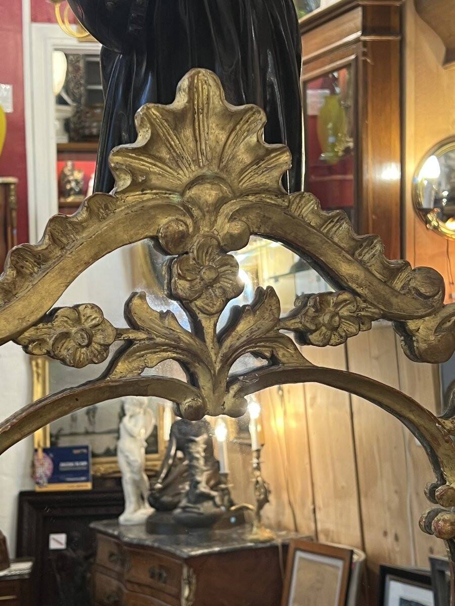 Mirror with carved and gilded wooden frame, 18th century, with scrollwork decoration.