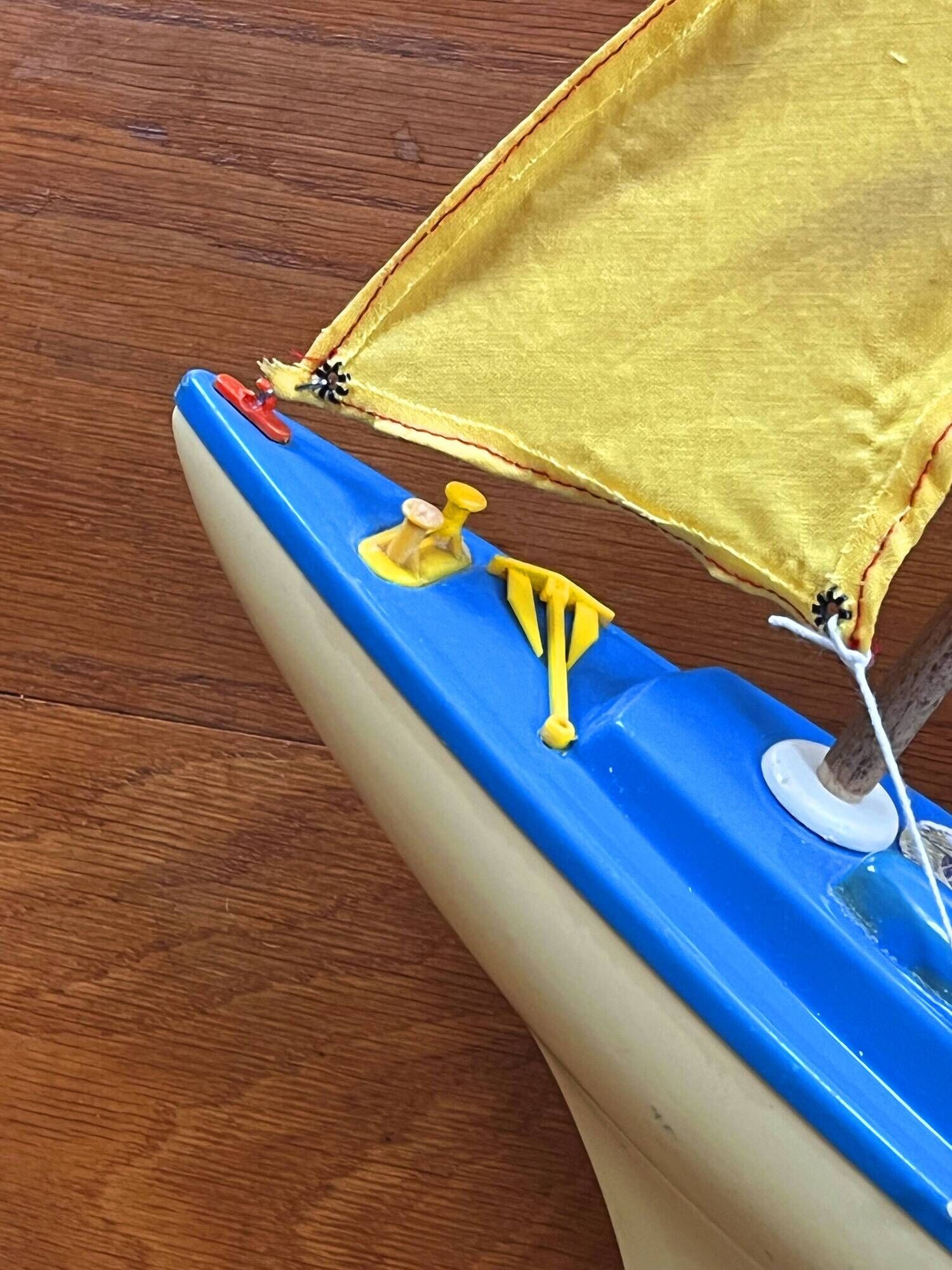 Basin sailing boat, D13 model from the French brand Giraud Sauveur.