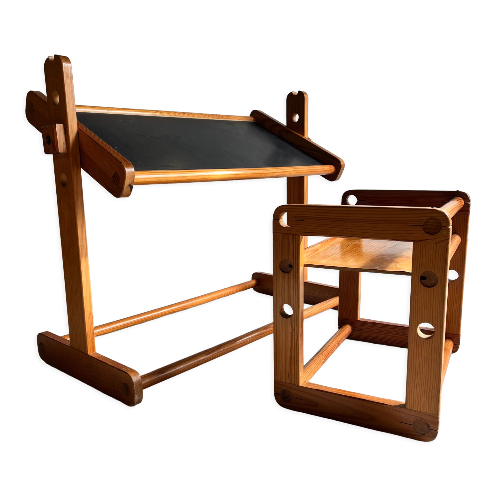 Evolutionary children's desk and its 70s chair