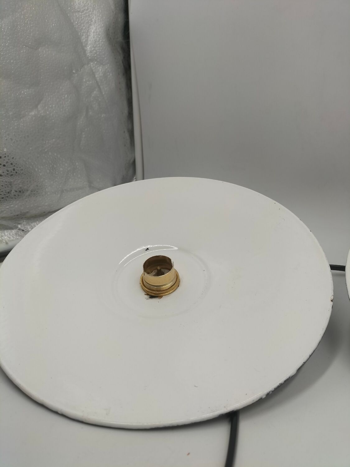 Enamelled sheet metal suspensions