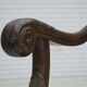 Fauteuil danois à haut dossier des années 1930, en maille, velours et bois de chêne sculpté.
