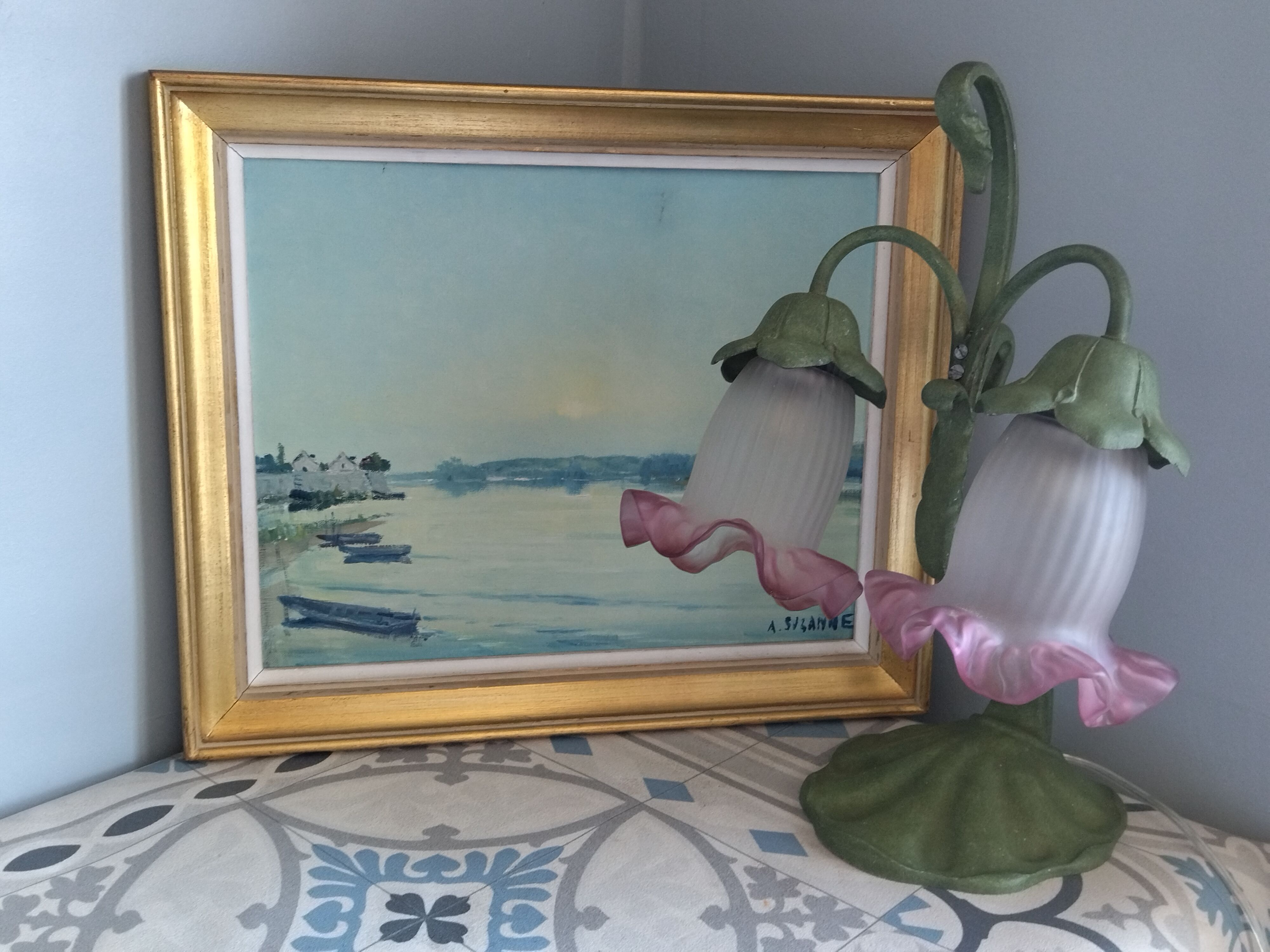 Lampe à poser en métal et tulipes en pâte de verre style art nouveau