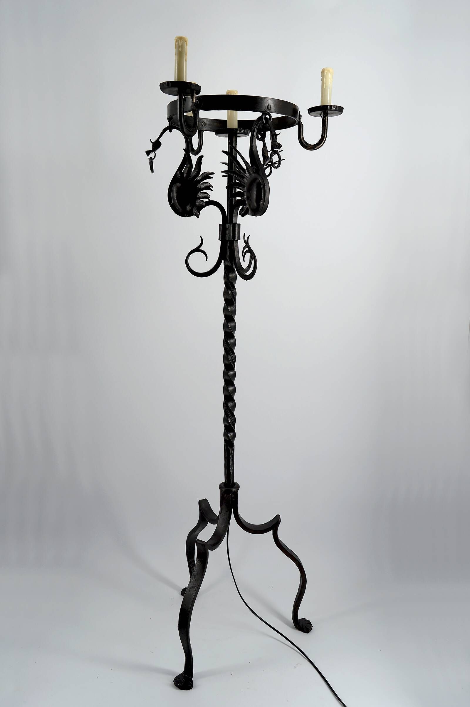 Important lampadaire en fer forgé à décor de dragons, Italie, vers 1900