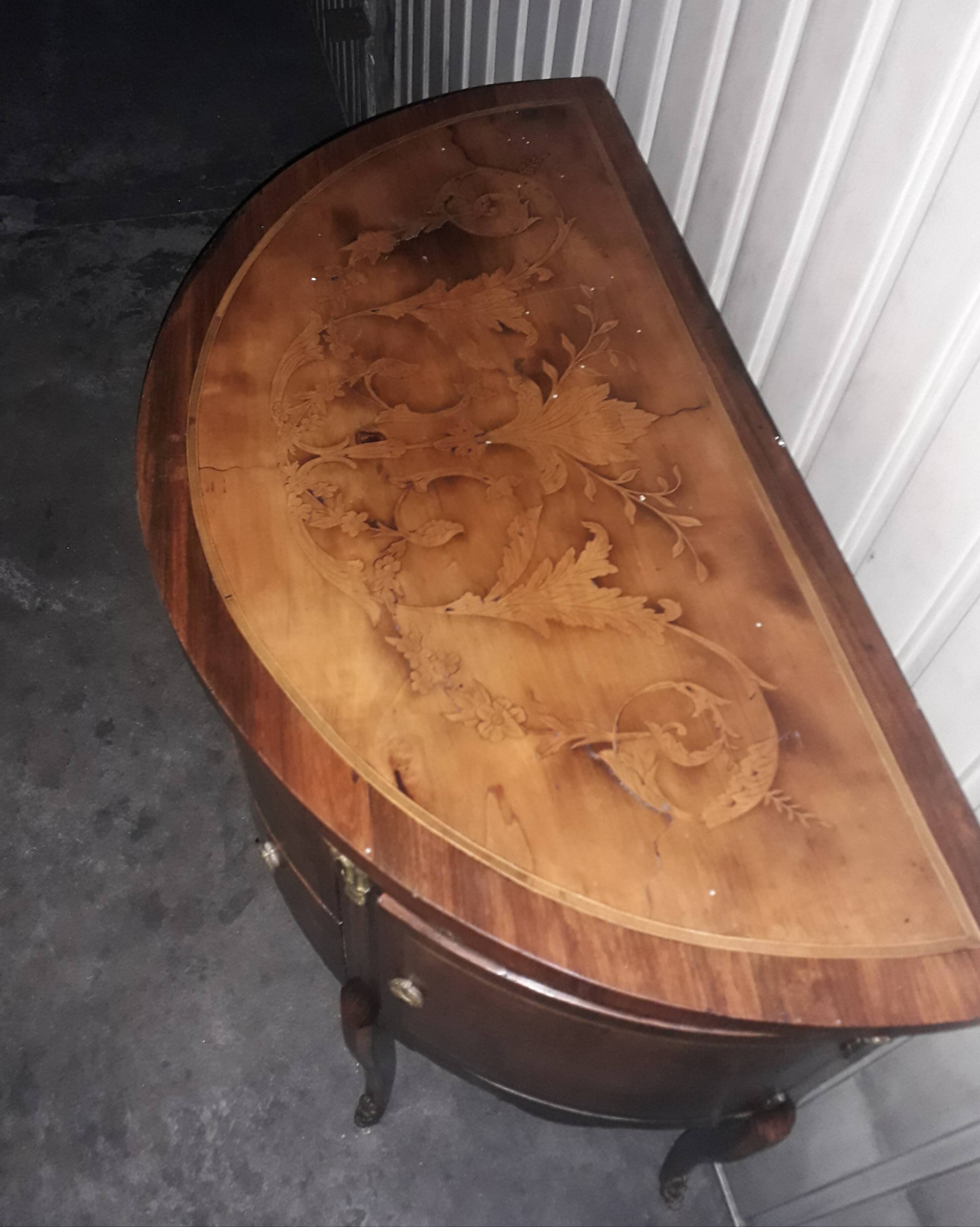 Commode demi-lune en marquetterie