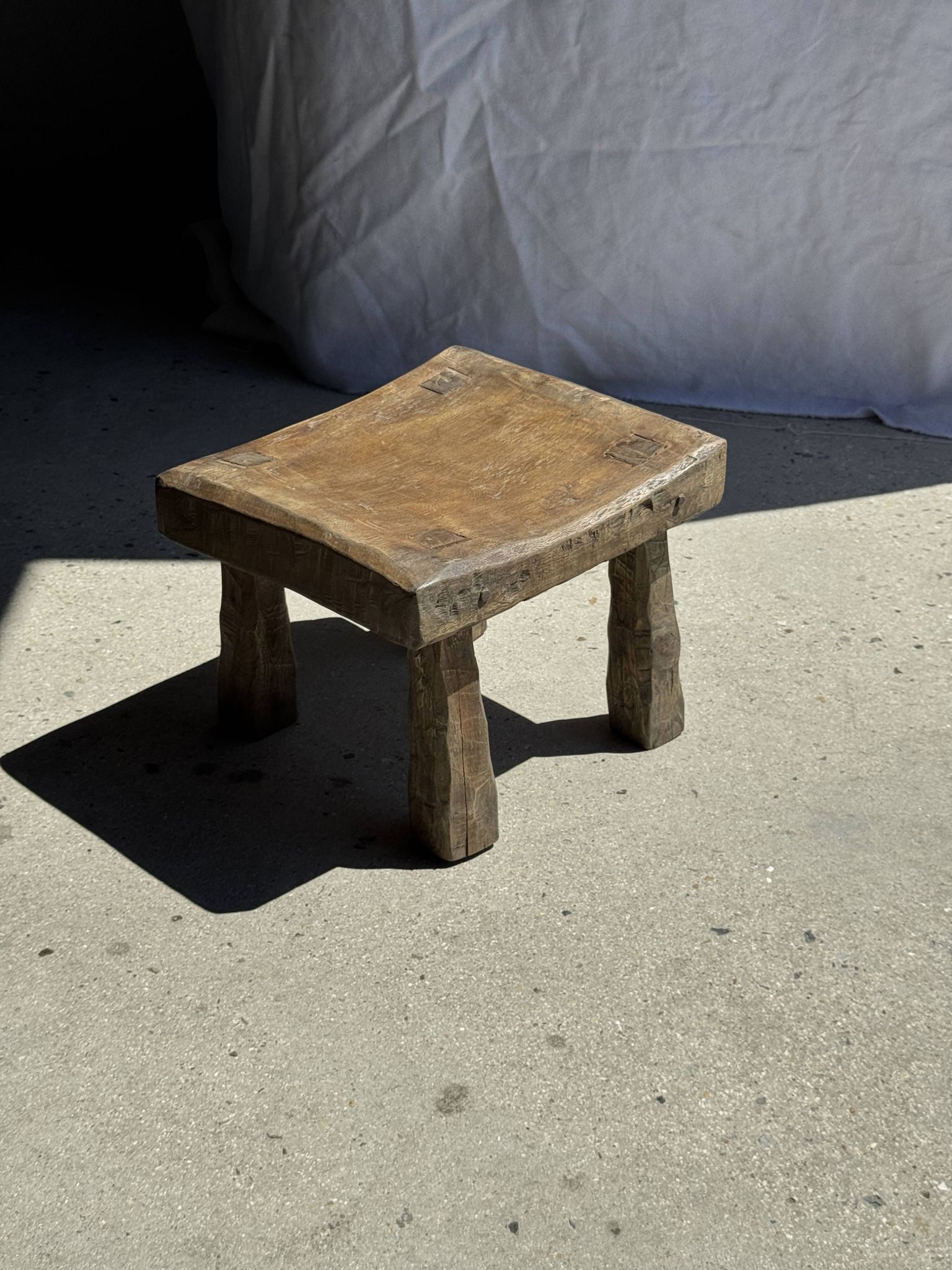 Tabouret d'appoint en teck massif carré assise courbée