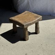Tabouret d'appoint en teck massif carré assise courbée