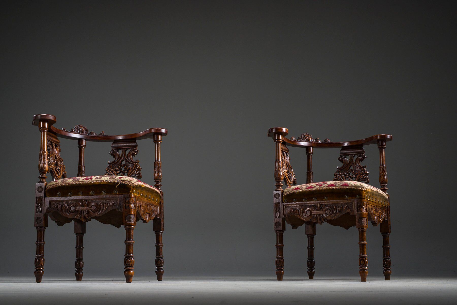 19th century Italian Renaissance style carved walnut corner chairs, set of 2