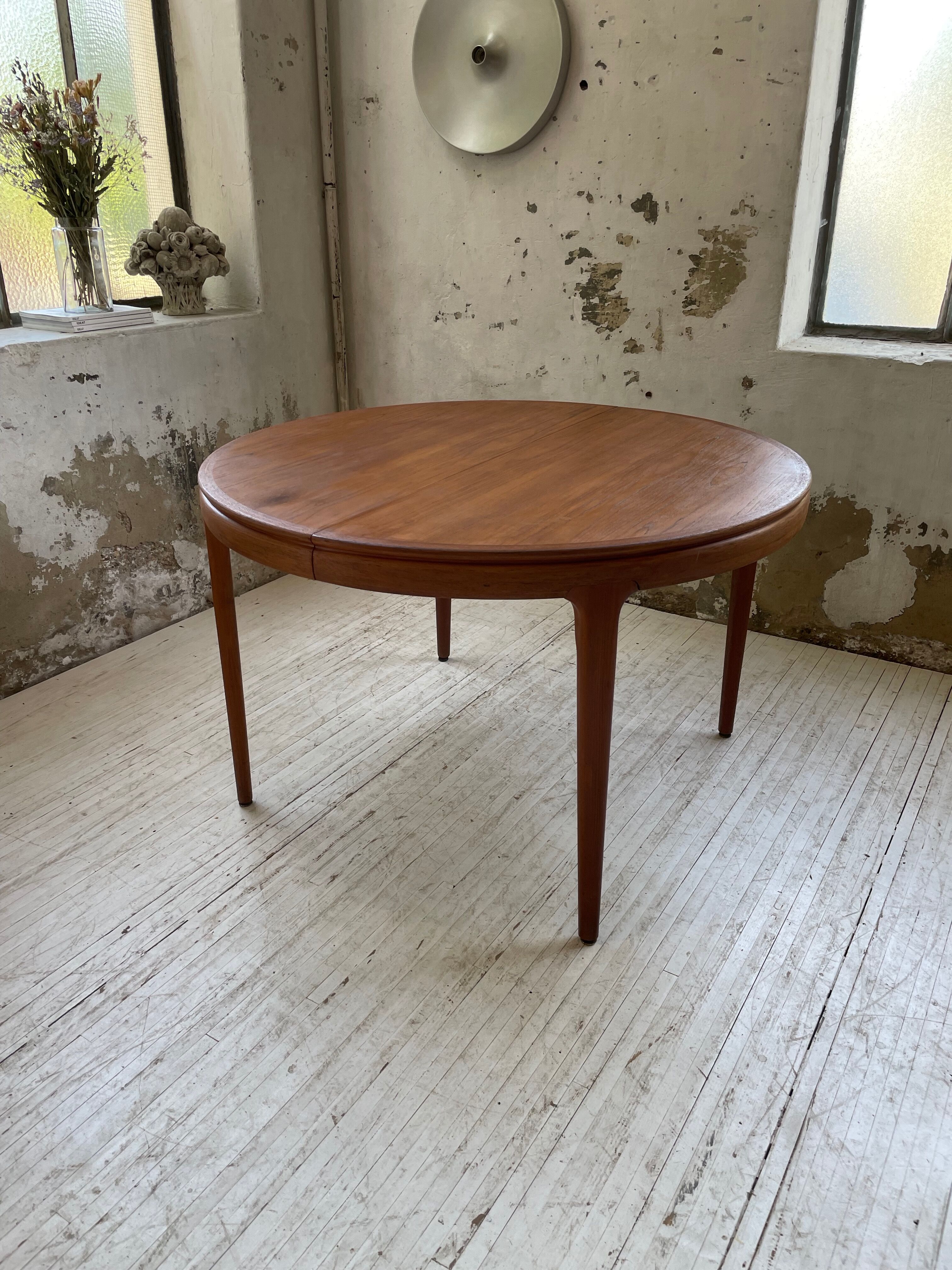 Round table 120-230 cm scandinavian samcom arne hovmand olsen