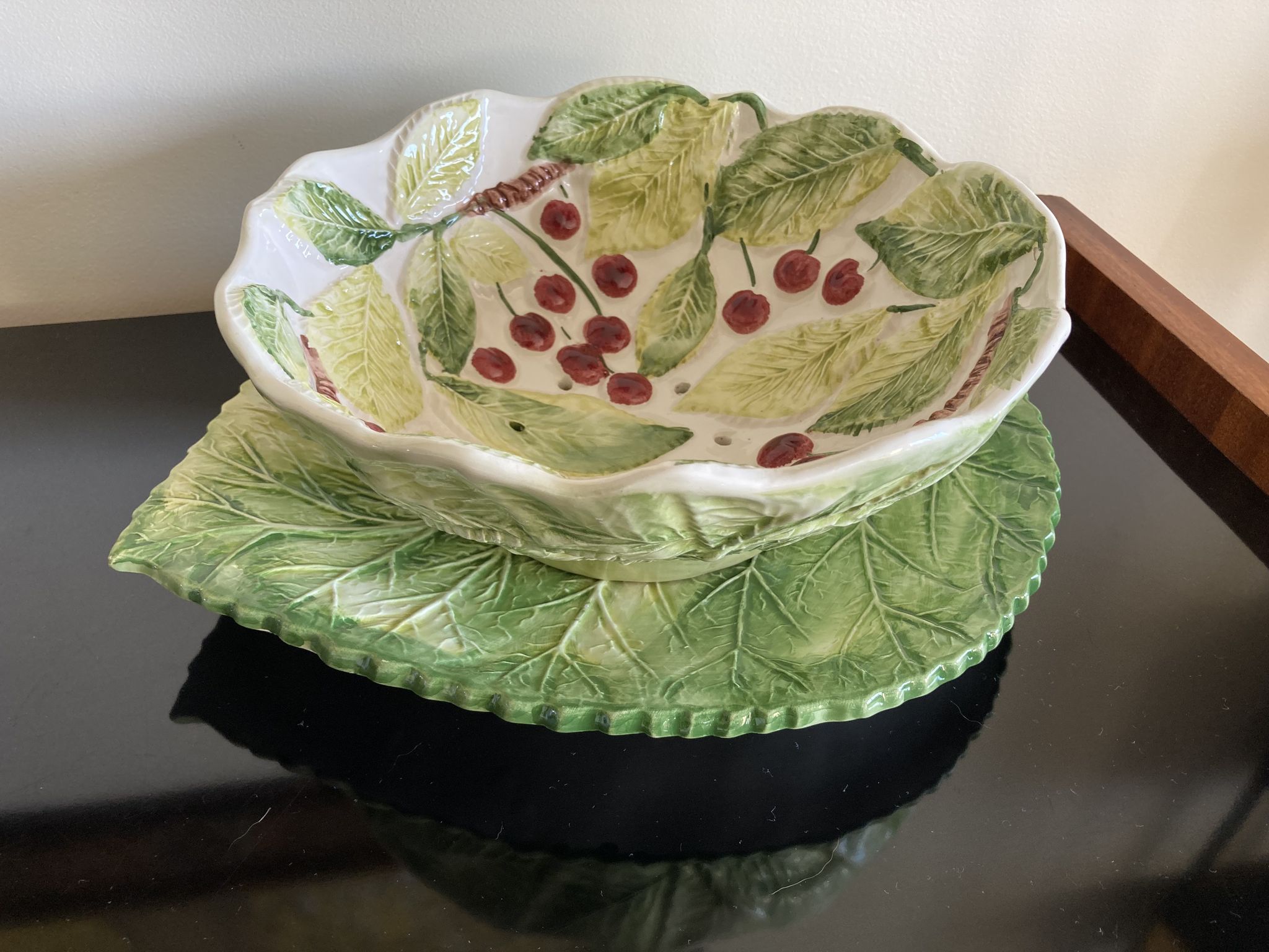Cherry-decorated drainer fruit cup with its leaf-shaped dish