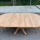 Table à manger ronde extensible décapée en merisier massif brut pied centra