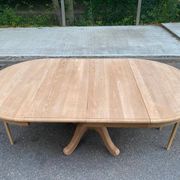 Table à manger ronde extensible décapée en merisier massif brut pied centra