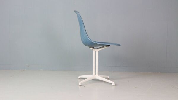 Chaises en fibre de verre bleues « La Fonda » de Charles & Ray Eames Herman Miller
