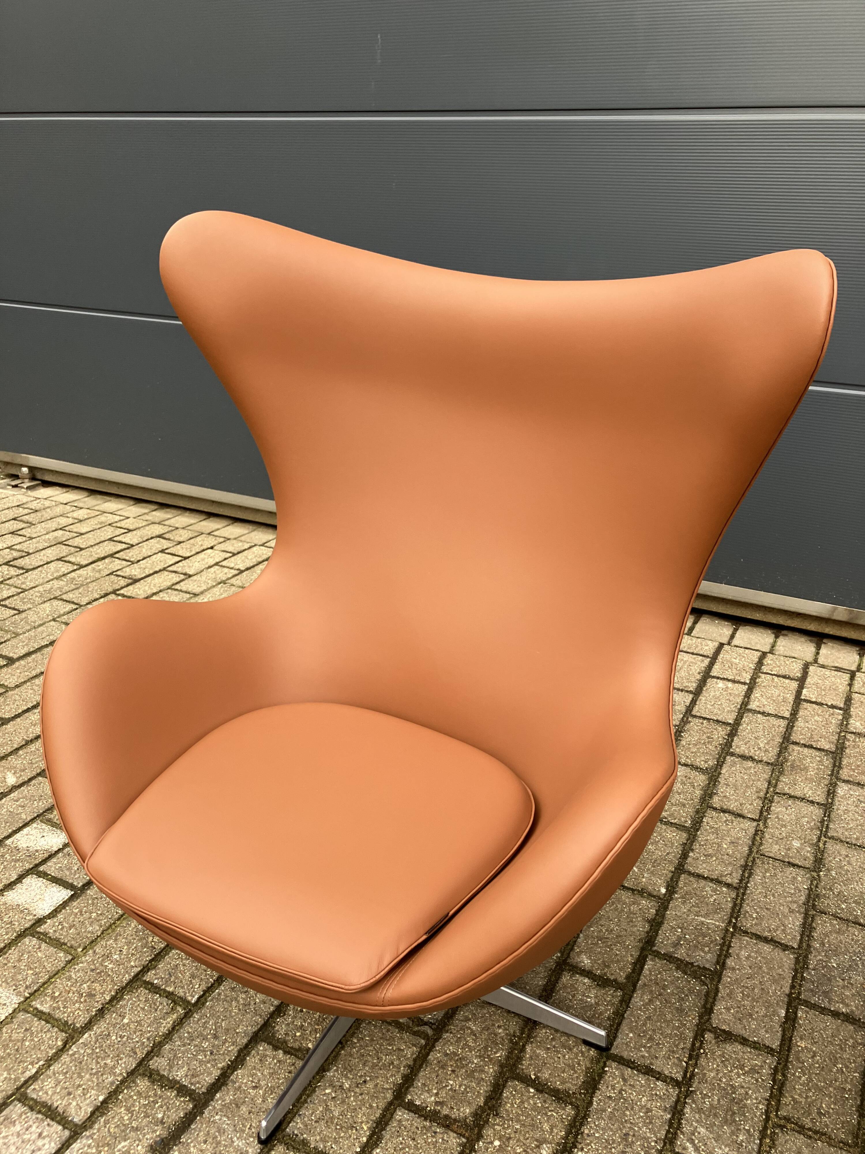 2x Fritz Hansen Egg chair by Arne Jacobsen in Cognac leather, new condition!