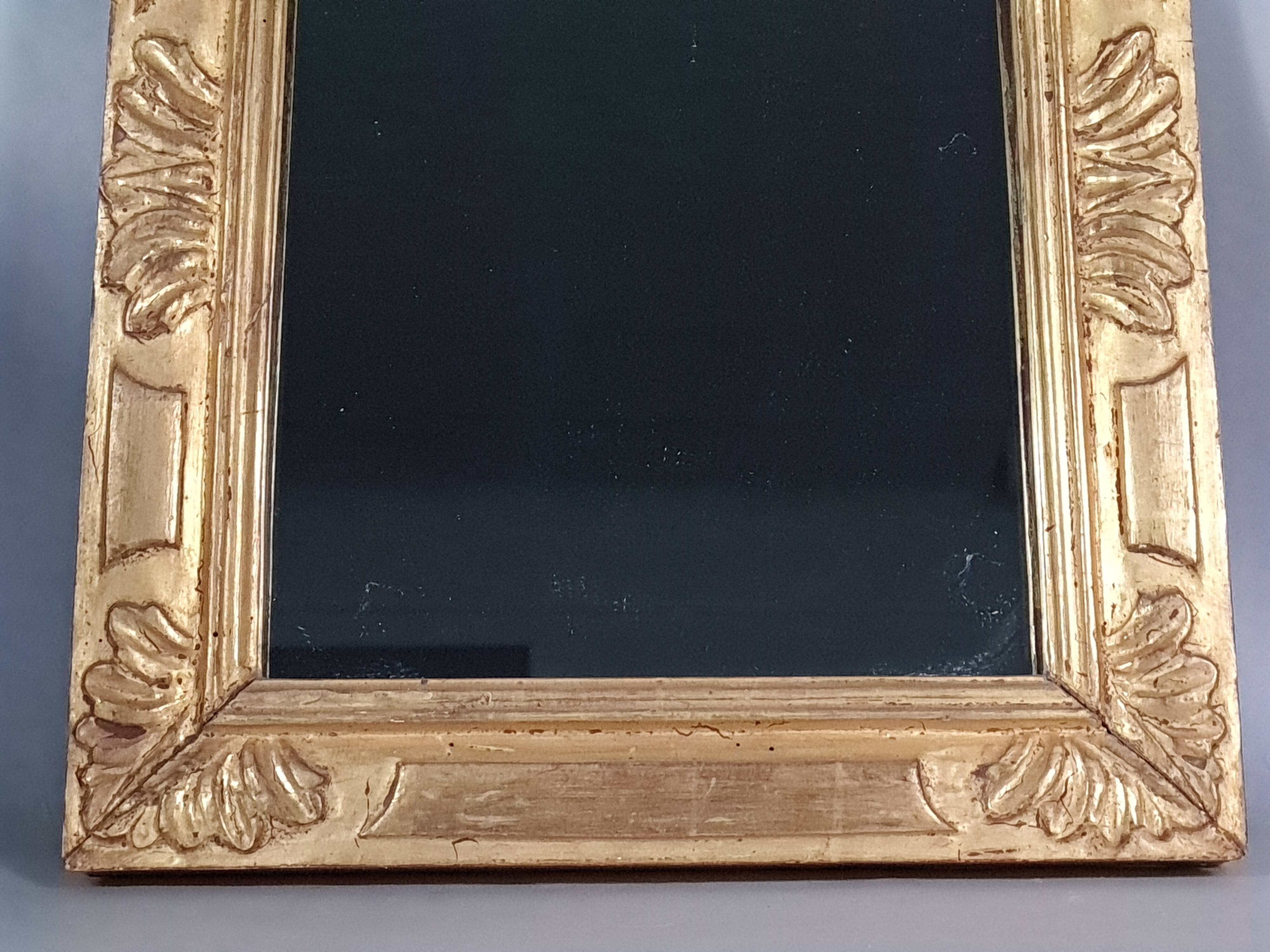 Antique mirror with hat-shaped frame, carved and gilded wood, 46x32 cm D011