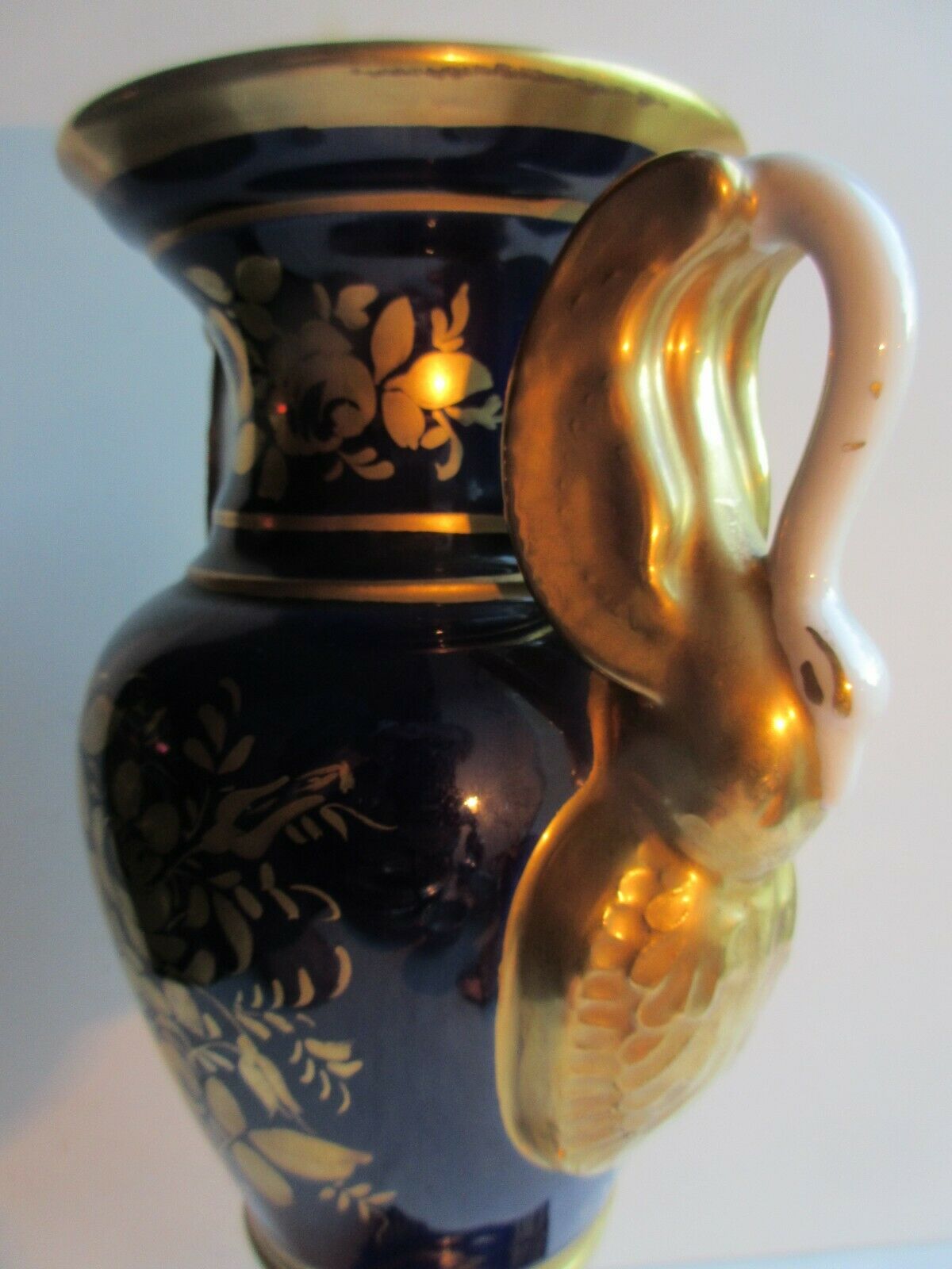 Vase porcelaine de Paris Empire forme balustre anses cygnes Or fin signé Mehun
