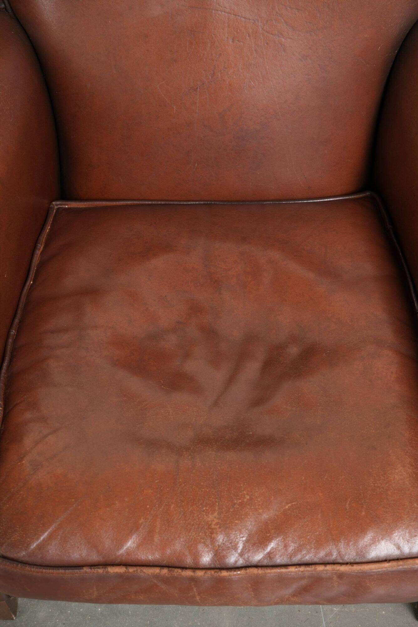 Set of 2 comfortable sheepskin armchairs with a timeless look
