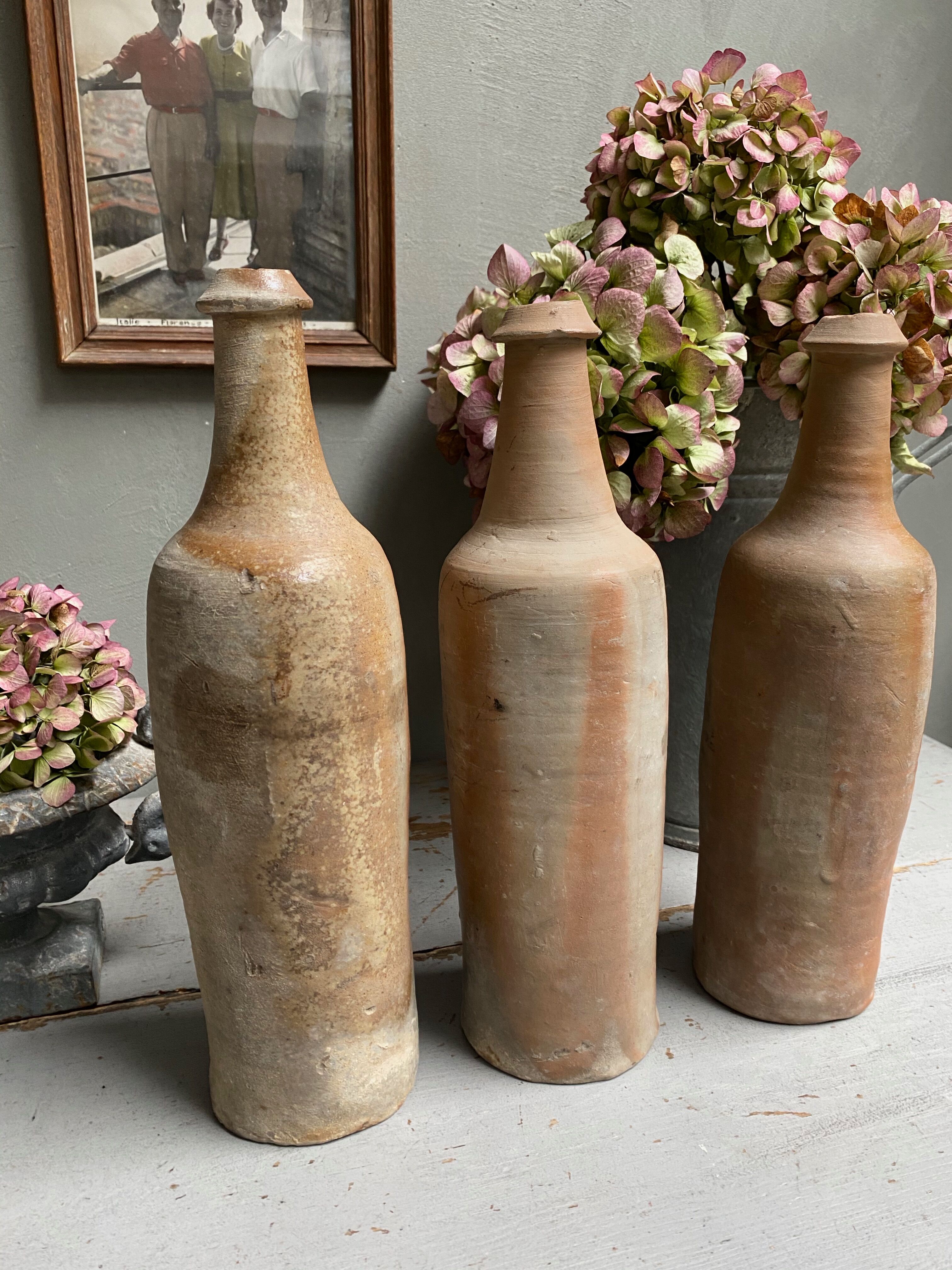 Trio de bouteilles en grès naturel
