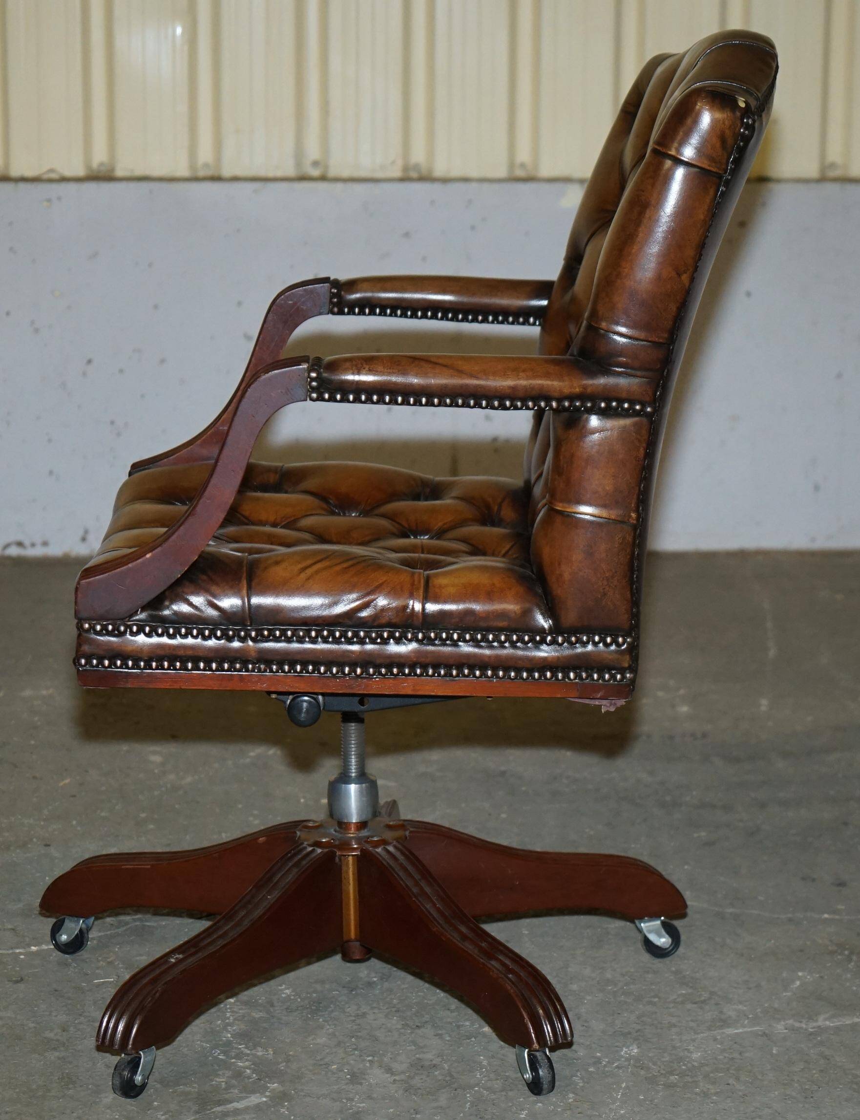 Chaise Chesterfield capitane restaurée en cuir