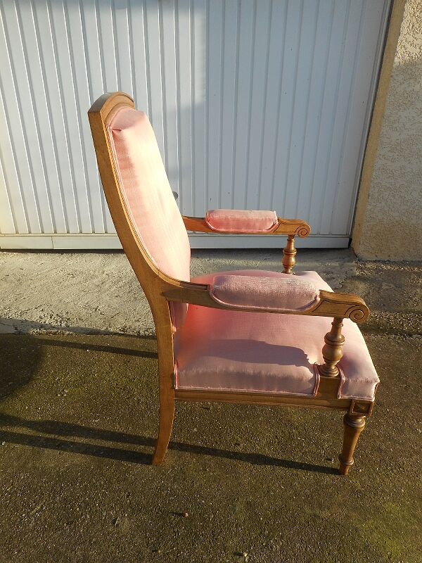 Blond walnut armchair of the nineteenth century