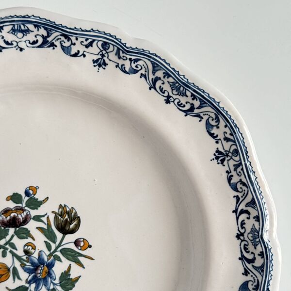 2 Assiettes en Faïence de Moustiers   XVIIIᵉ siècle   Décor floral coloré