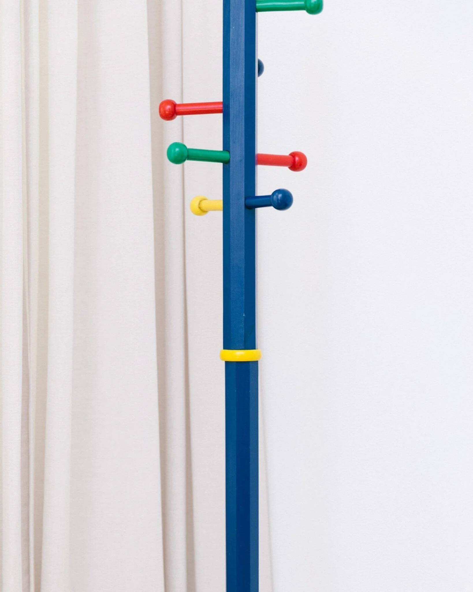 Vintage 1980s coat rack in the shape of a pencil - Pierre Sala style - Memphis Pop Art design - 80s 90s
