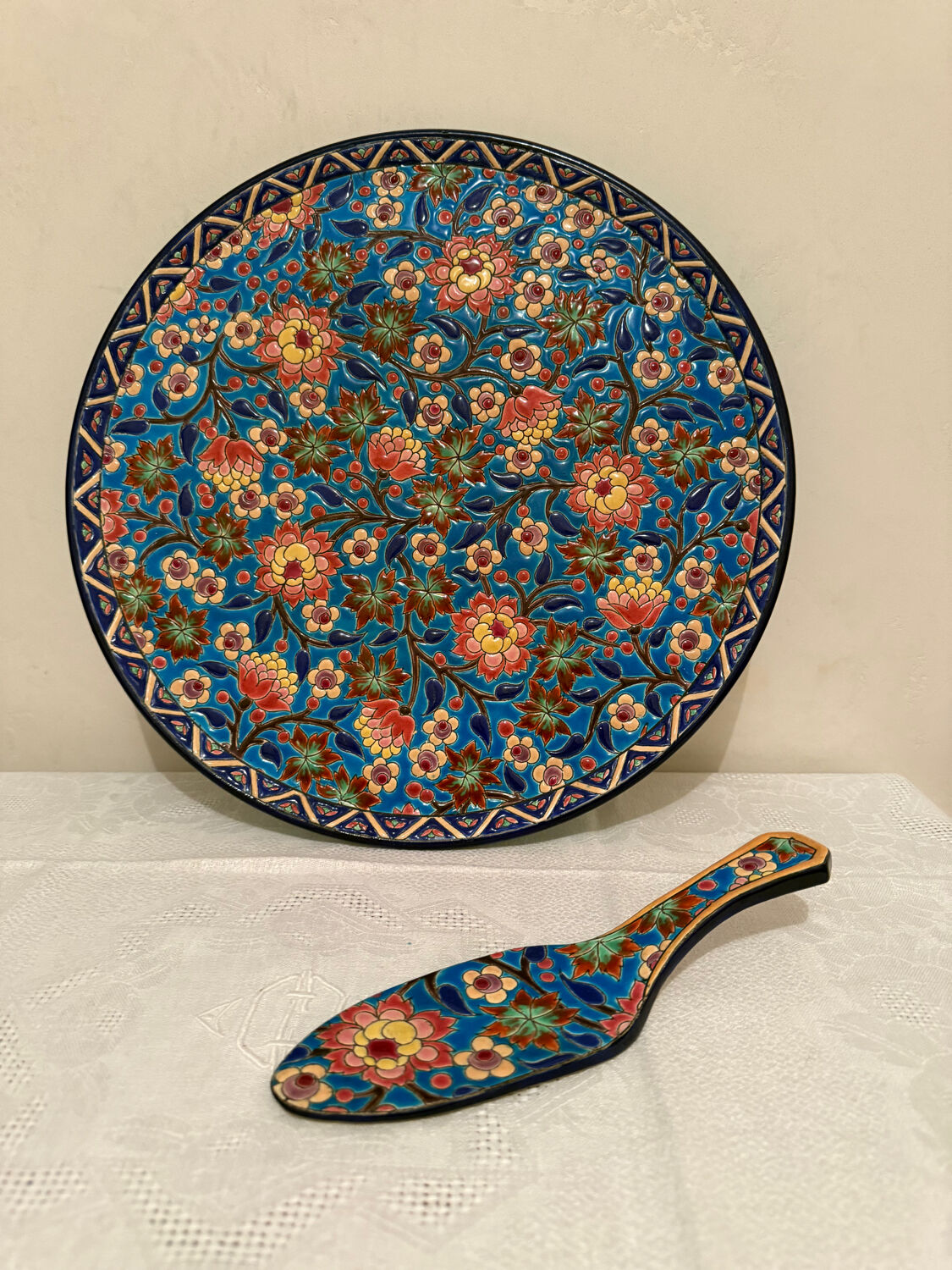 Dish and pie server in Longwy enamel.