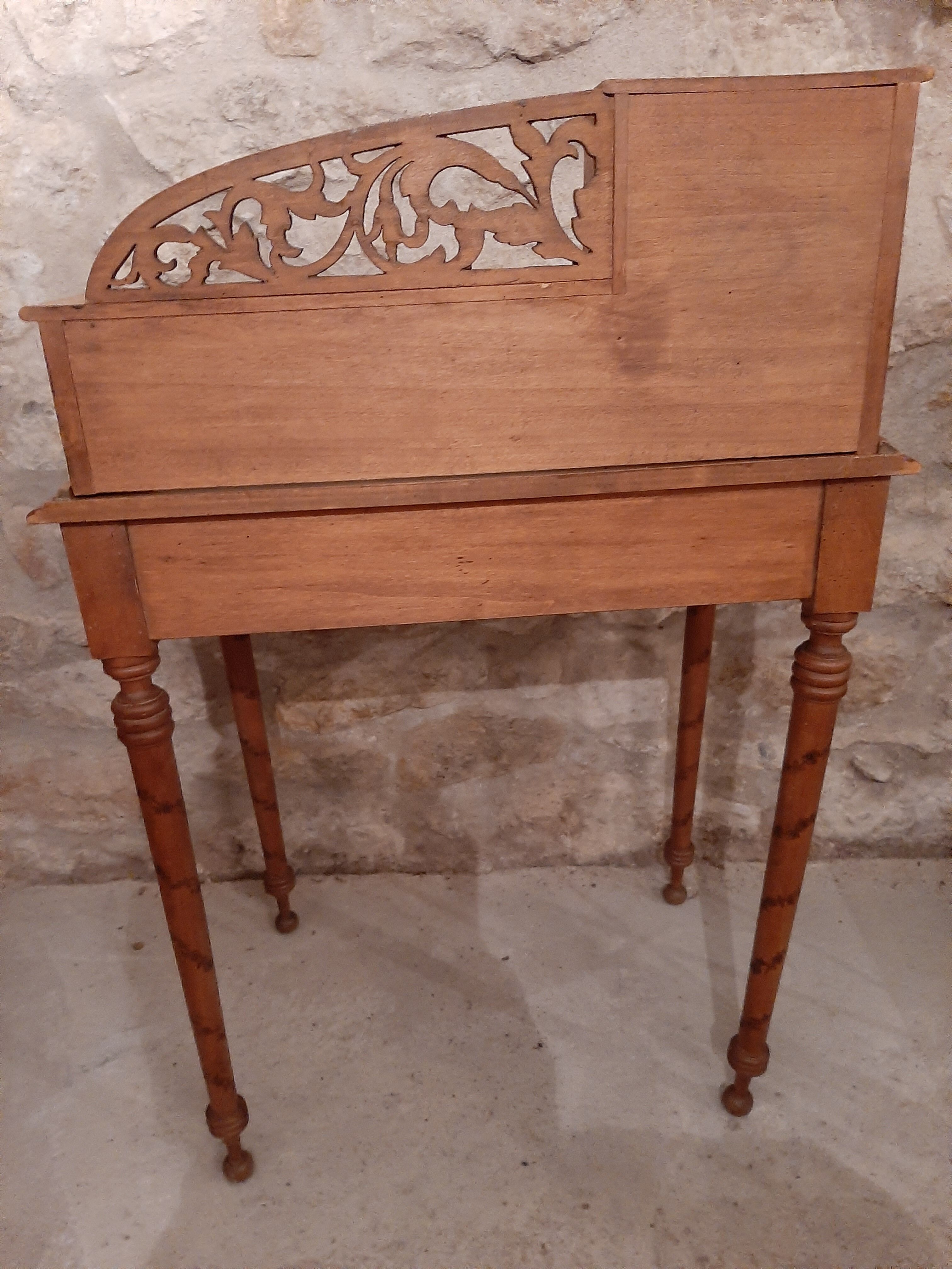 Small office early century has pyrograved décor