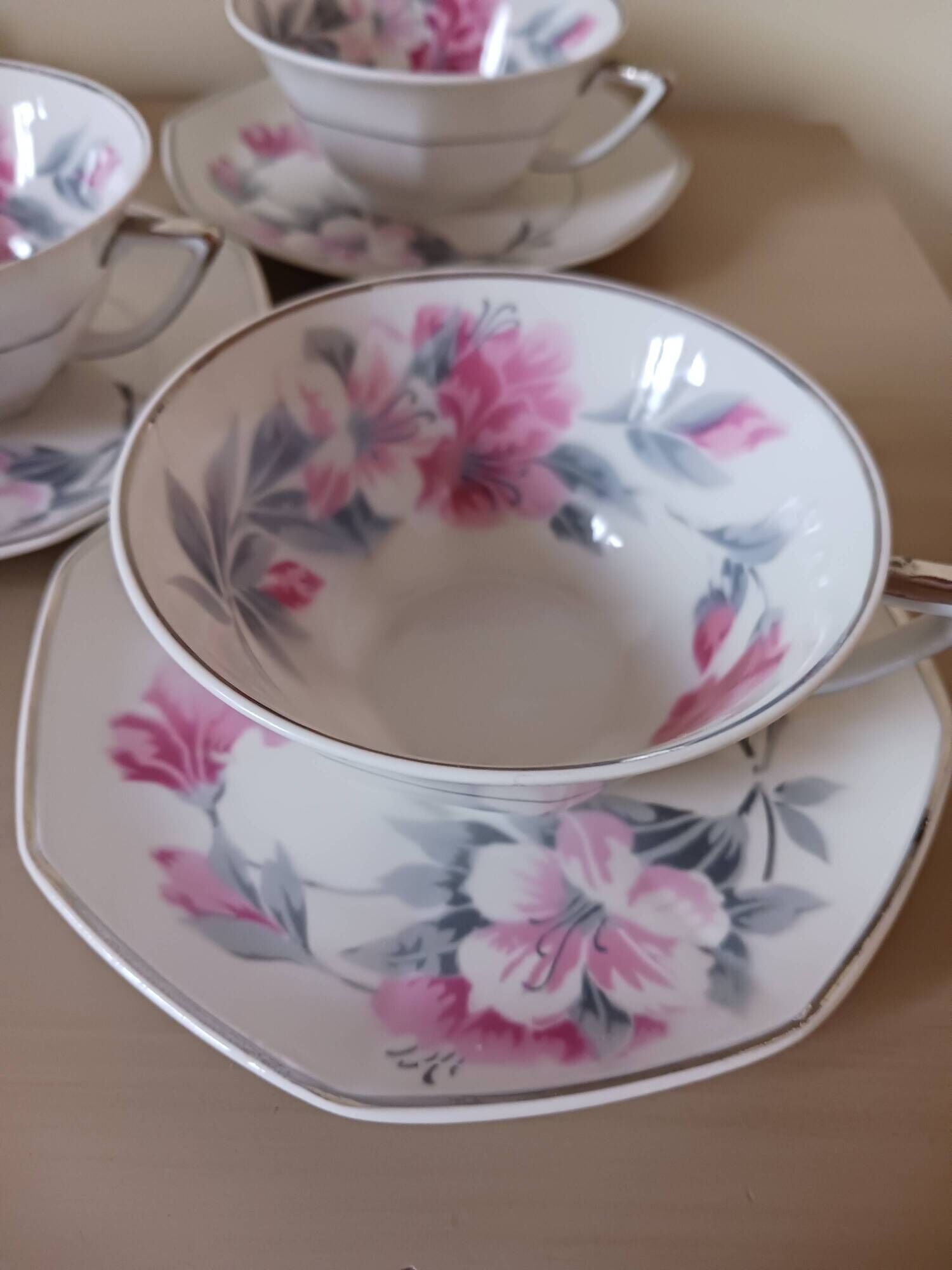 Tasses et sous tasses , années 50 .