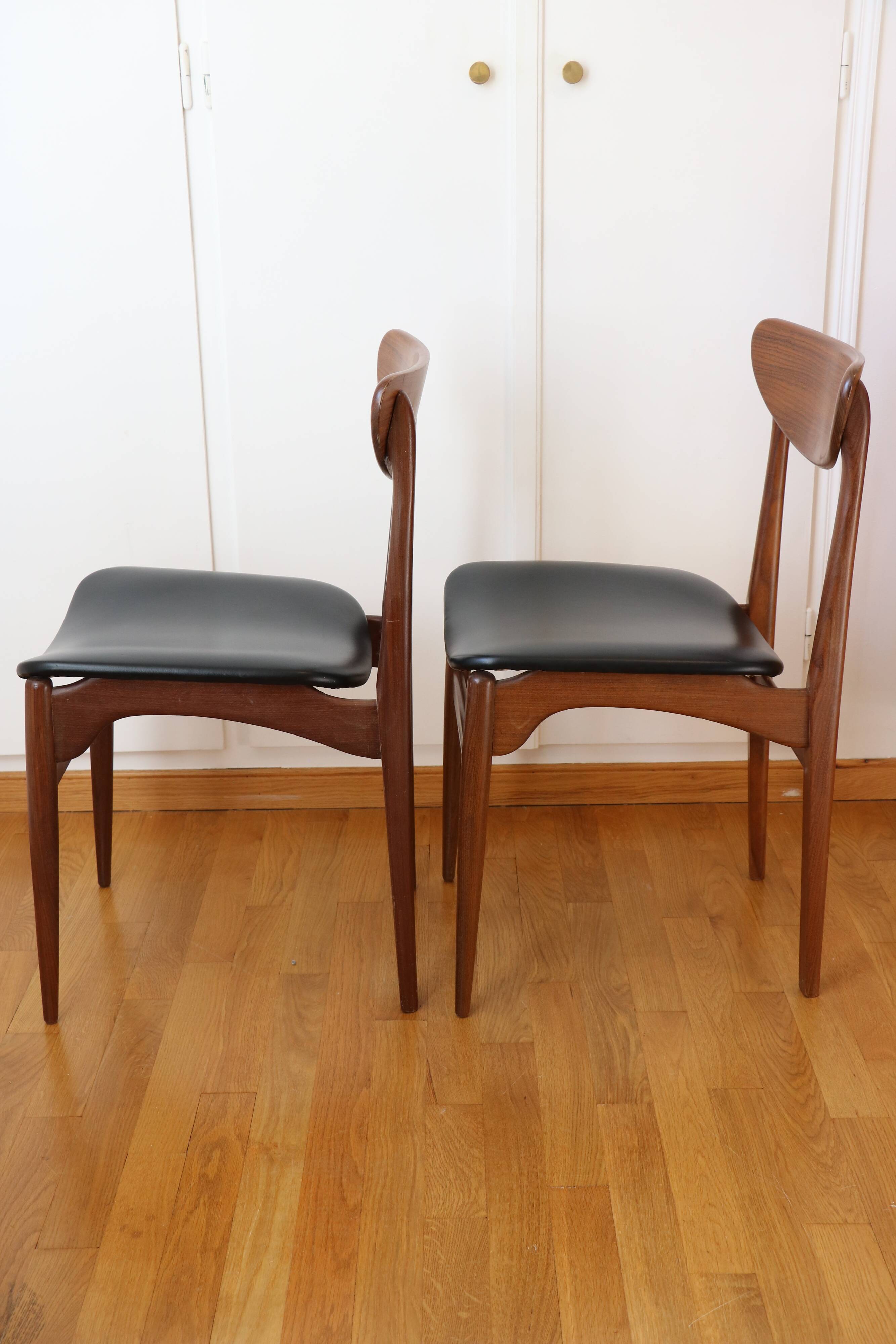 4 Scandinavian chairs in solid wood and black imitation leather