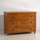 Ancienne commode Biedermeier avec ferrures en forme de fleurs (vers 1850)
