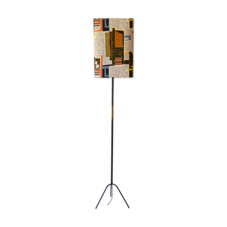 Tripod lamppost