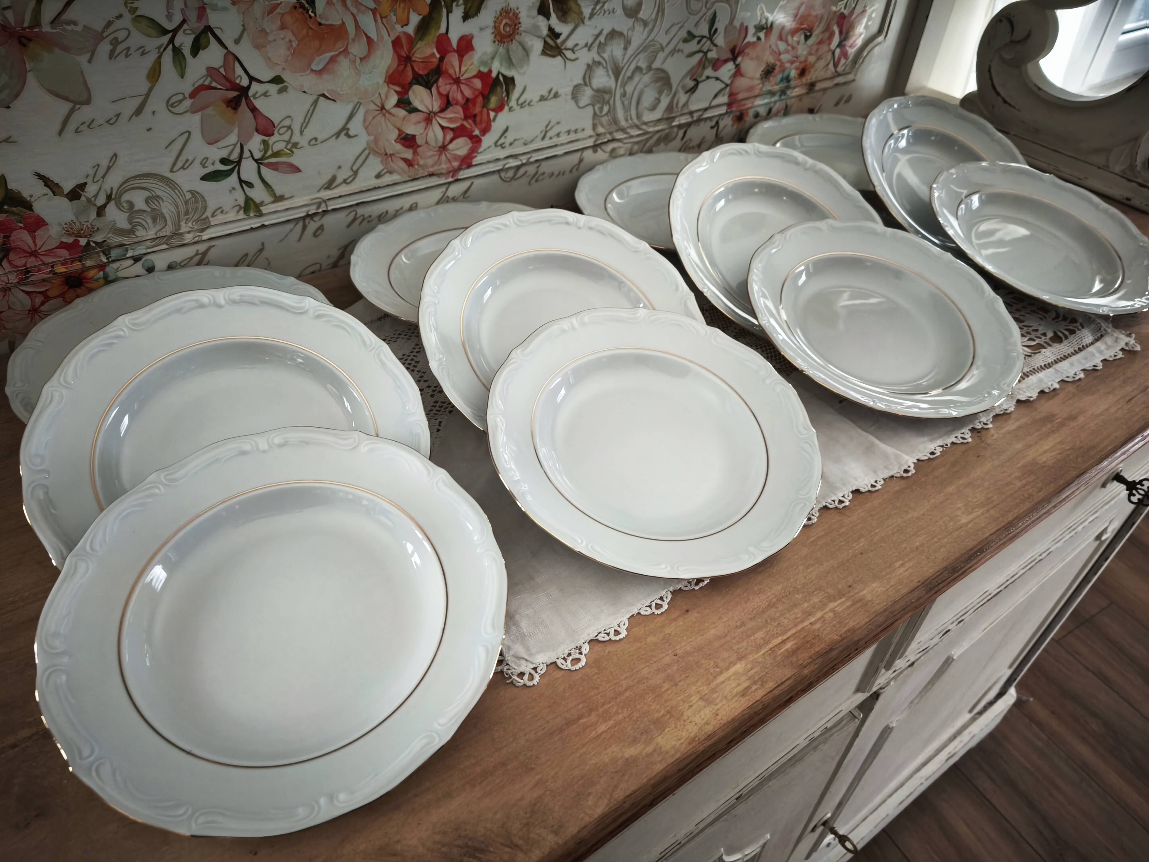 12 deep plates in porcelain with double gold trim.