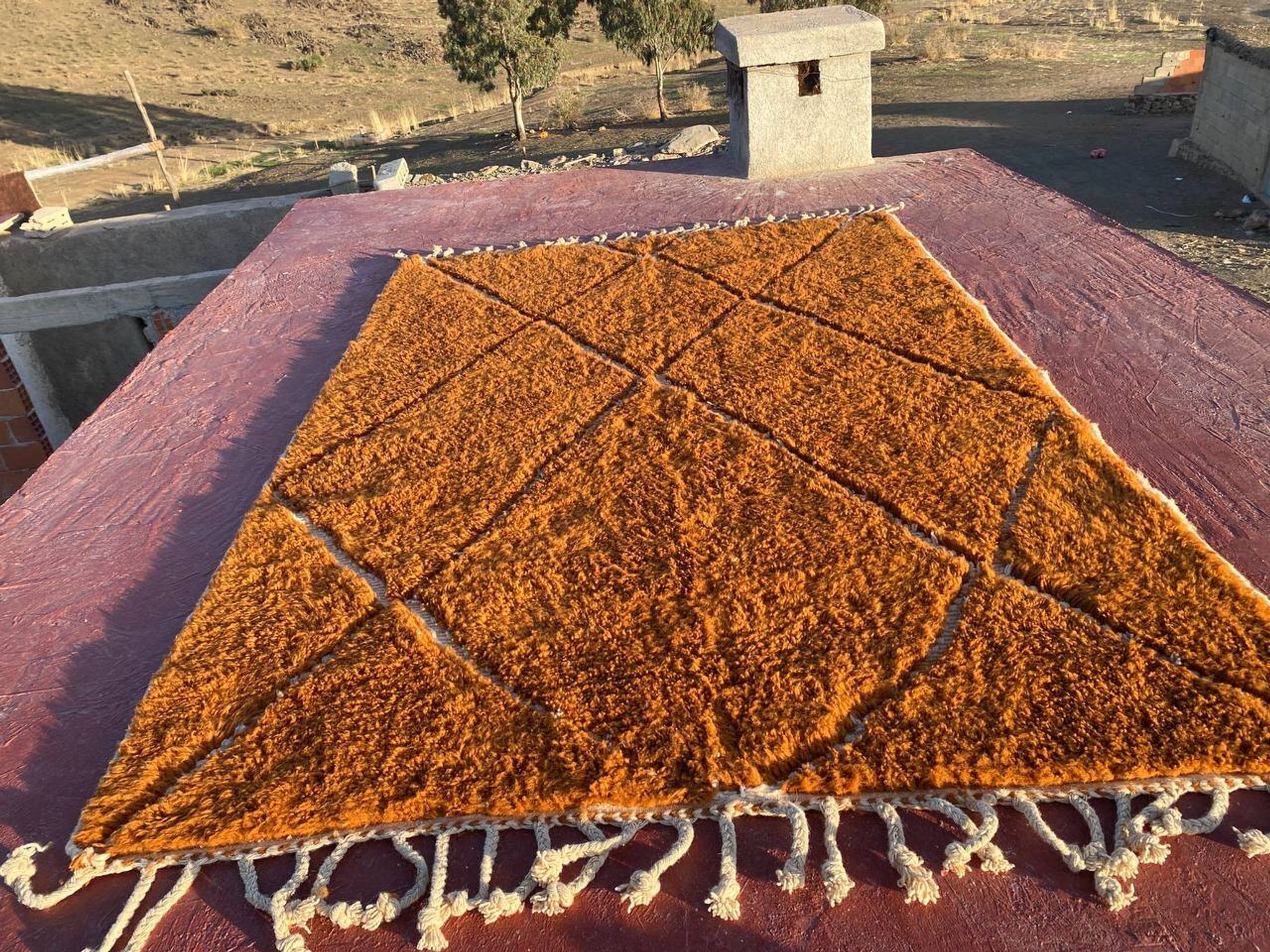 Tapis berbère Beni Ouarain 240x200 cm – Laine épaisse ocre motifs tribaux